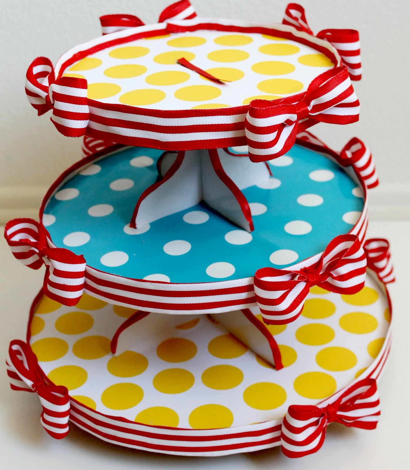 Make It Cozee: Dr. Suess Cupcake Stand for Birthday Cupcake Display Classroom